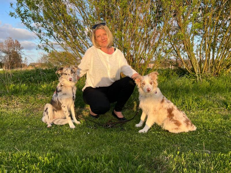 Karina Mayer-Nanasi mit zwei Hunden auf der Wiese